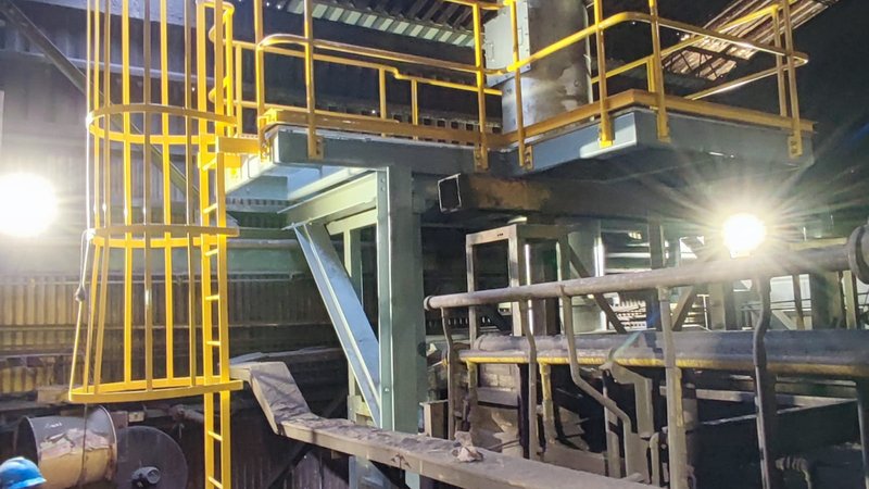 Planta industrial con estructuras y piping